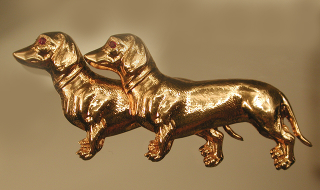 Click to see full size: Gold brooch of two Dachshunds